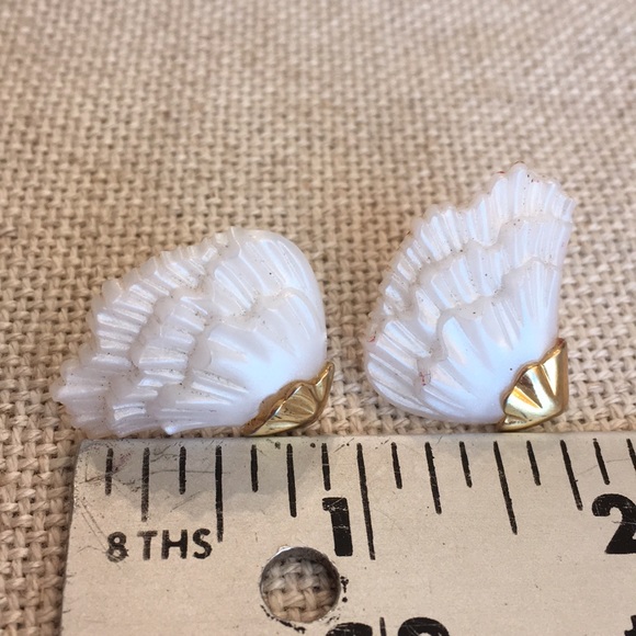 Vintage Pearly Acrylic Wing Ruffle Earrings - Picture 4 of 8